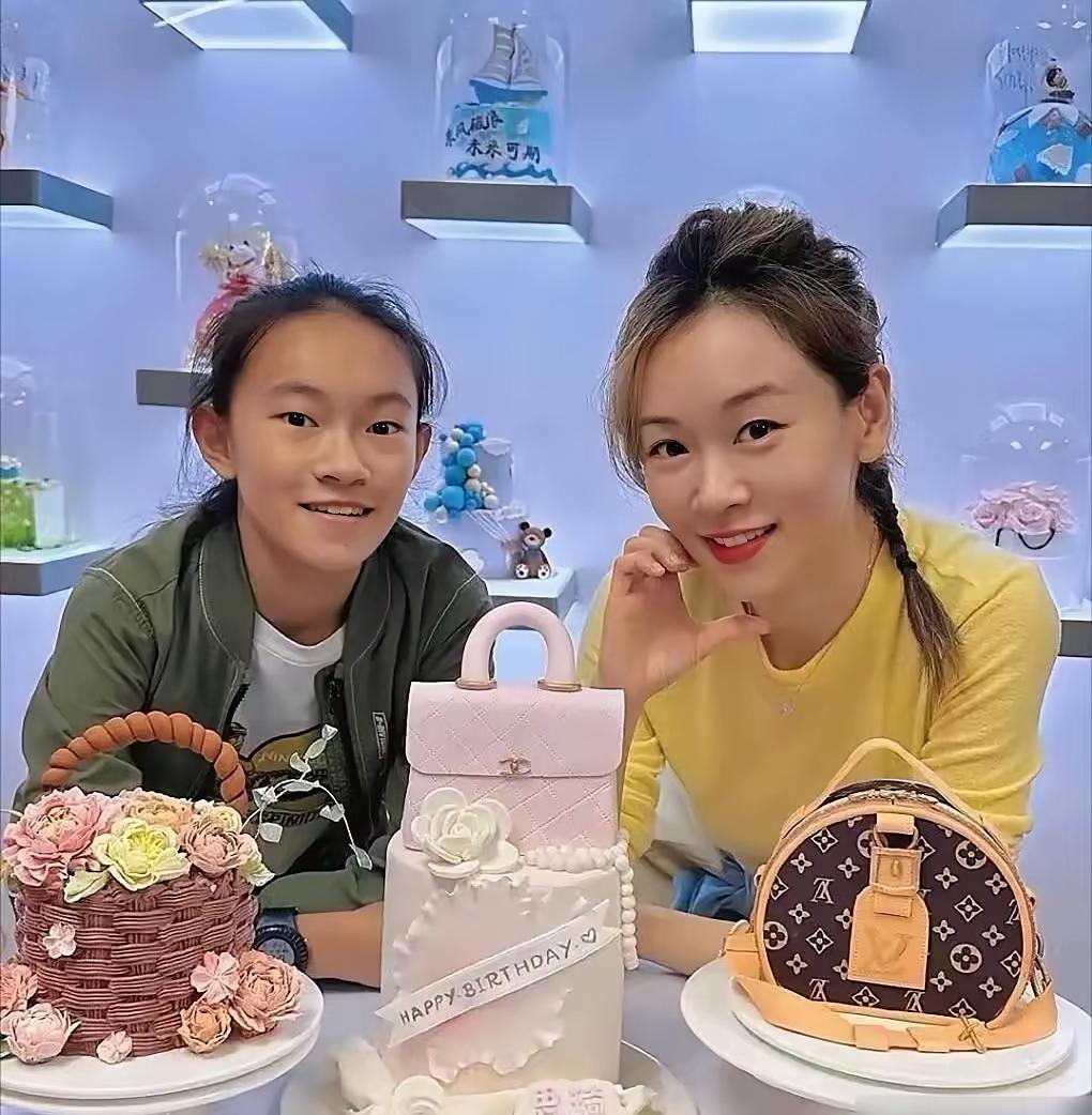 港姐杨思琦母女似饼印，但是女儿却丑很多，为什么？

首先，她闺女太黑。一白遮百丑