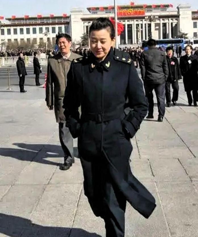 春晚舞台常客，圈内为数不多享有正军级待遇的女歌唱家。
 
她曾任海政文工团团长，