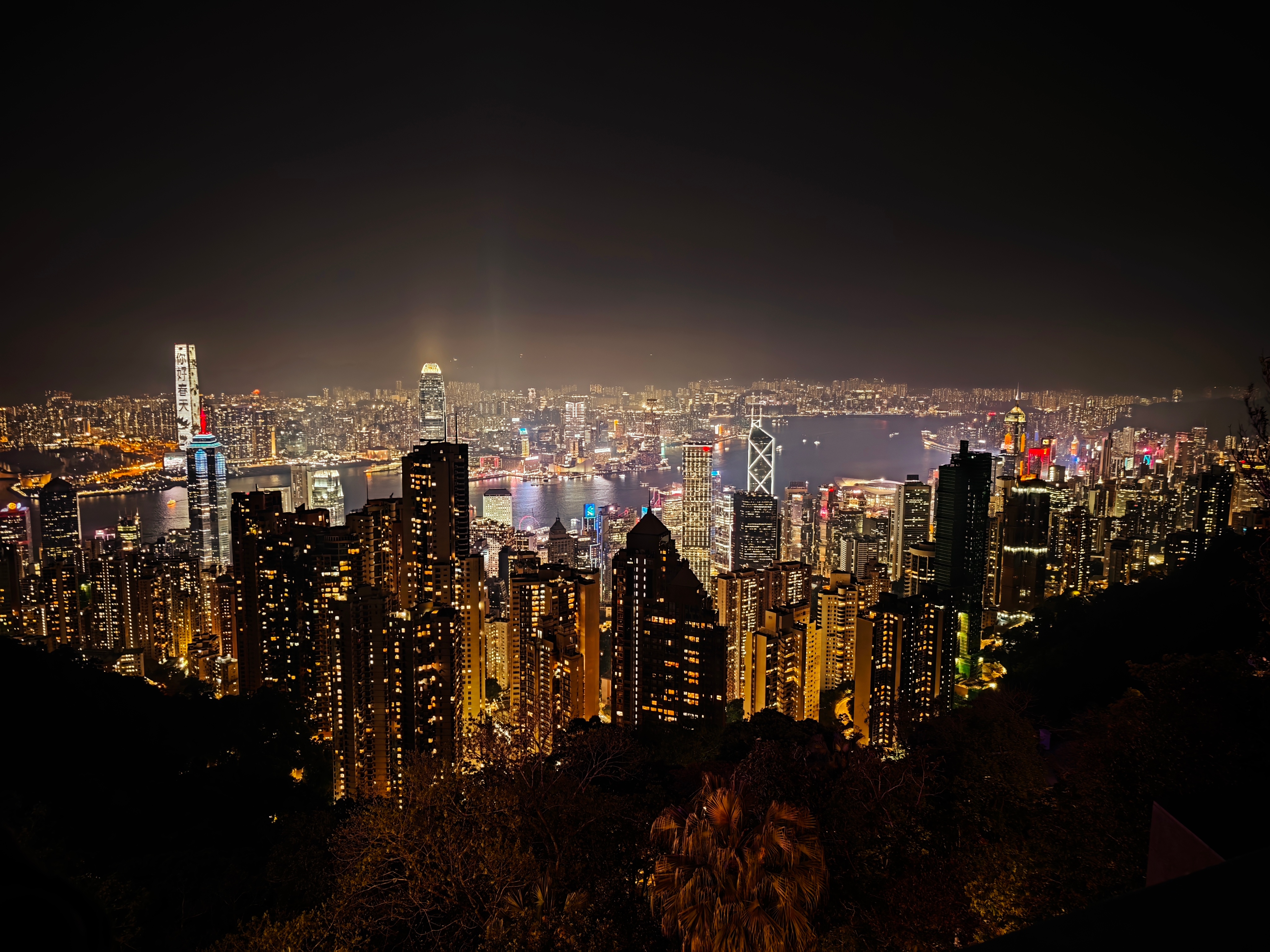 今天香港极限特种兵，带大家看看香港的夜景[比耶]  ​​​