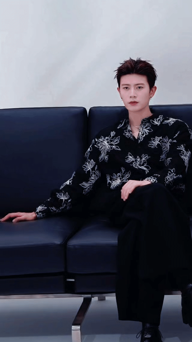任霸总says ：“过来坐，一起咔嚓📸”
