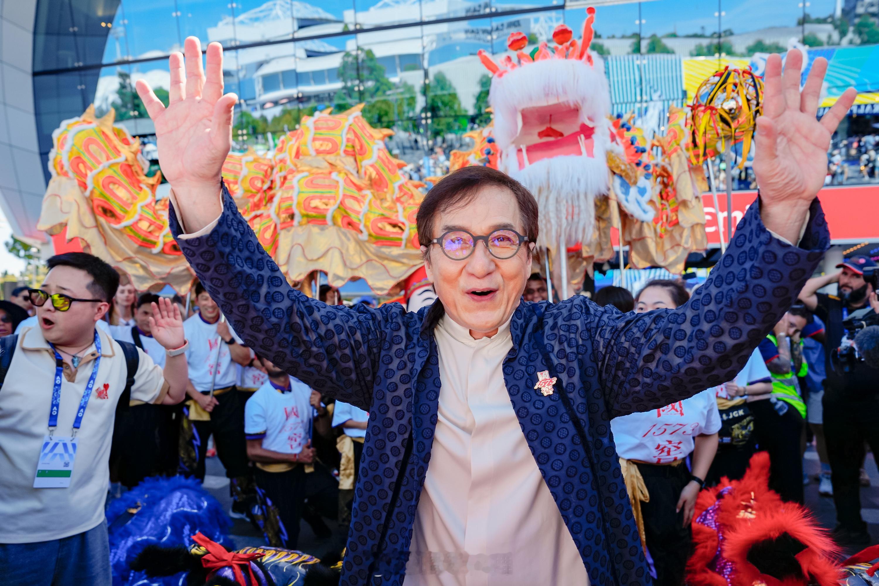 成龙闪现澳网  2025澳网进入到万众瞩目的决赛日，一位传奇人物的翩然降临，更是