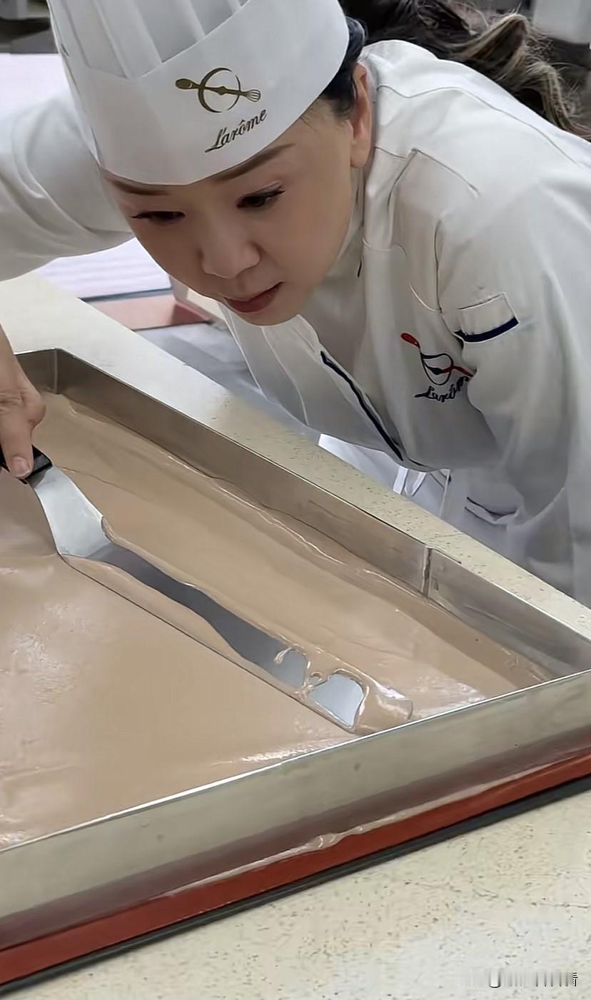 王一楠亲手为老公高鑫准备生日蛋糕，还给他买了生日礼物，高鑫毫不知情，王一楠给他生