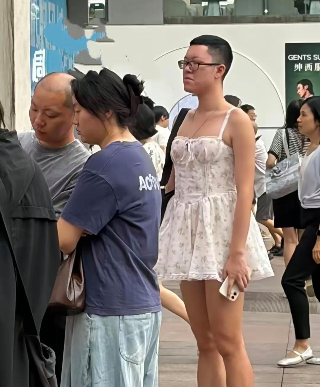 都说林子大了什么鸟都有，走在大街上，总能见到一些突破常人认知的画面。