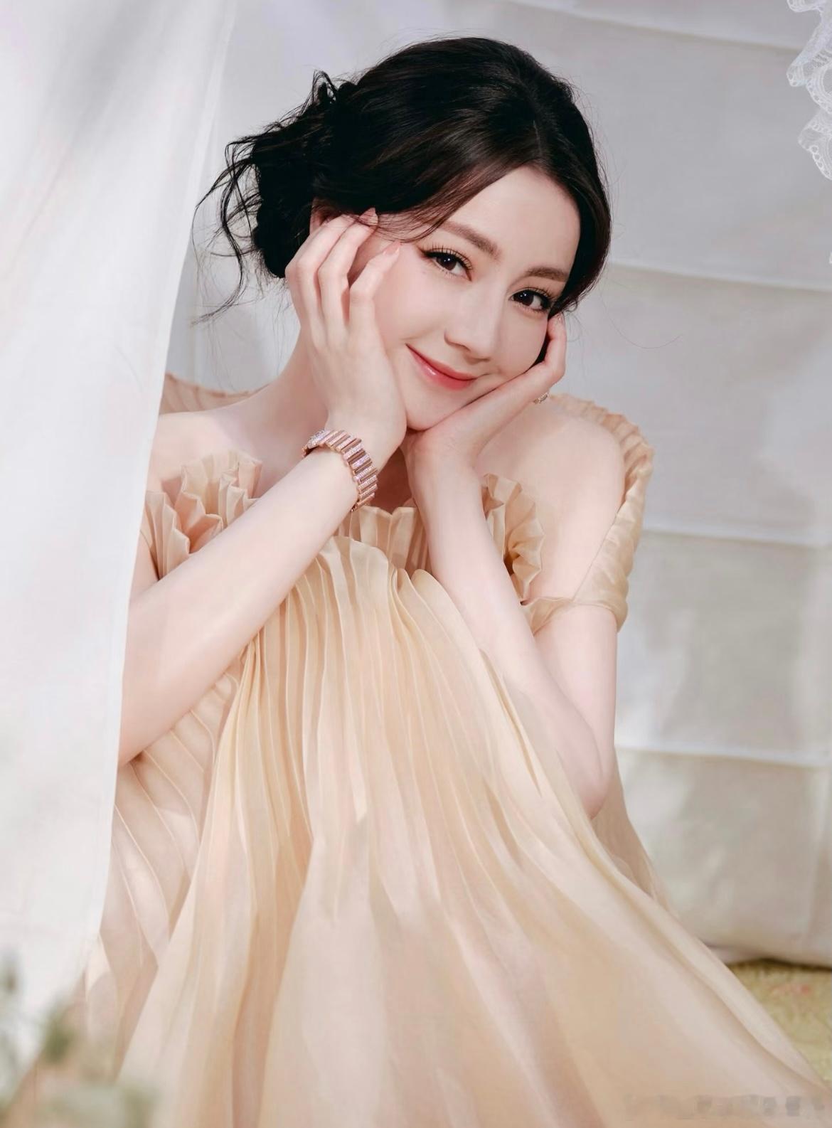 艾米看热巴的眼神不对劲艾米看迪丽热巴那个眼神，真的演我！直勾勾盯着、微微张嘴、想