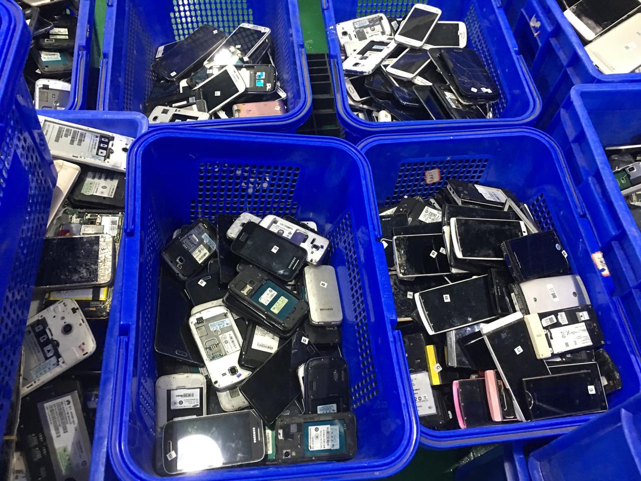 抽屉里那台开不了机的旧手机，现在收废品的都抢着要。

前两天一个老客户拎来三台吃