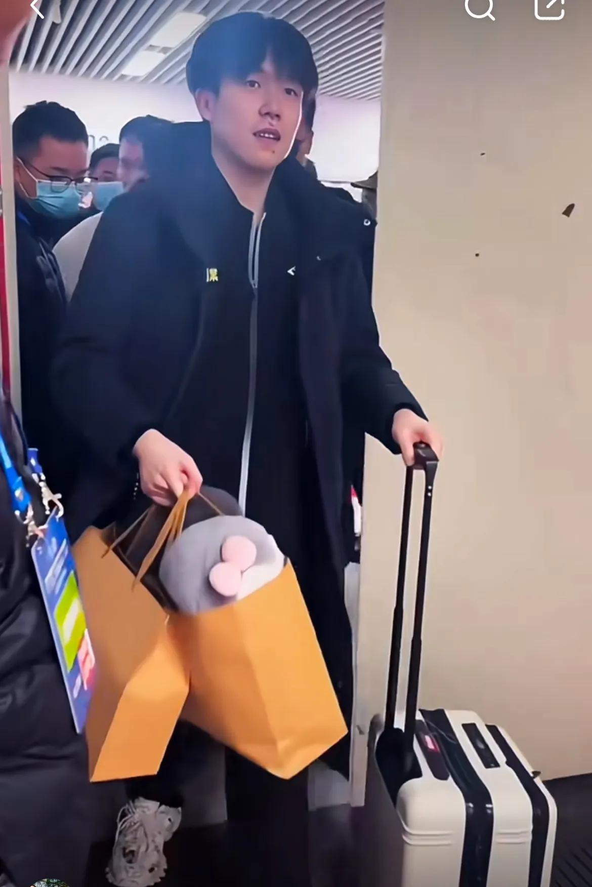 我就想直到送大头两个这么可爱的公仔，他保的住吗？

就比如奥运会后，你拿绿的吧，