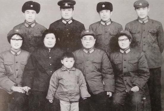 他享受正兵团待遇，实际待遇与规定有不小差距，不计较，就想说说
“1983年初的西