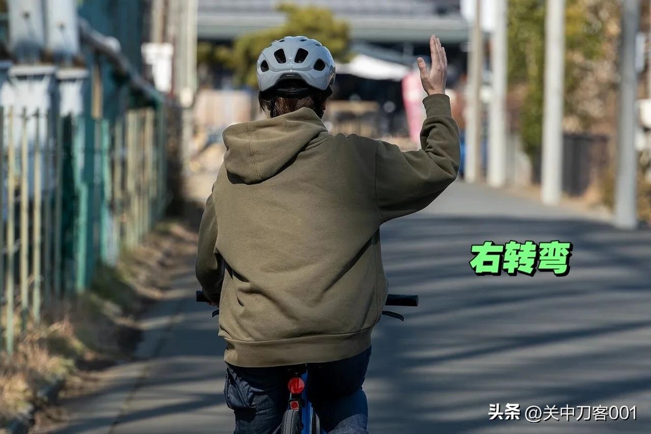 骑行手势是路上的无声哨兵。三秒动作传递整队平安，比喇叭更管用——安全就藏在这套默