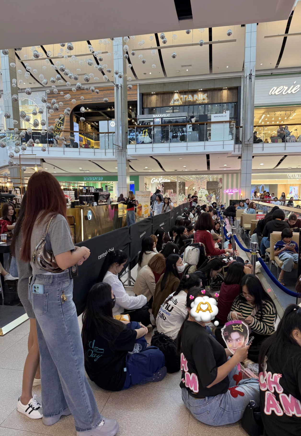 陈哲远泰国线下活动人气陈哲远泰国活动人气真的太顶了！晚上的活动一大早现场就人山人