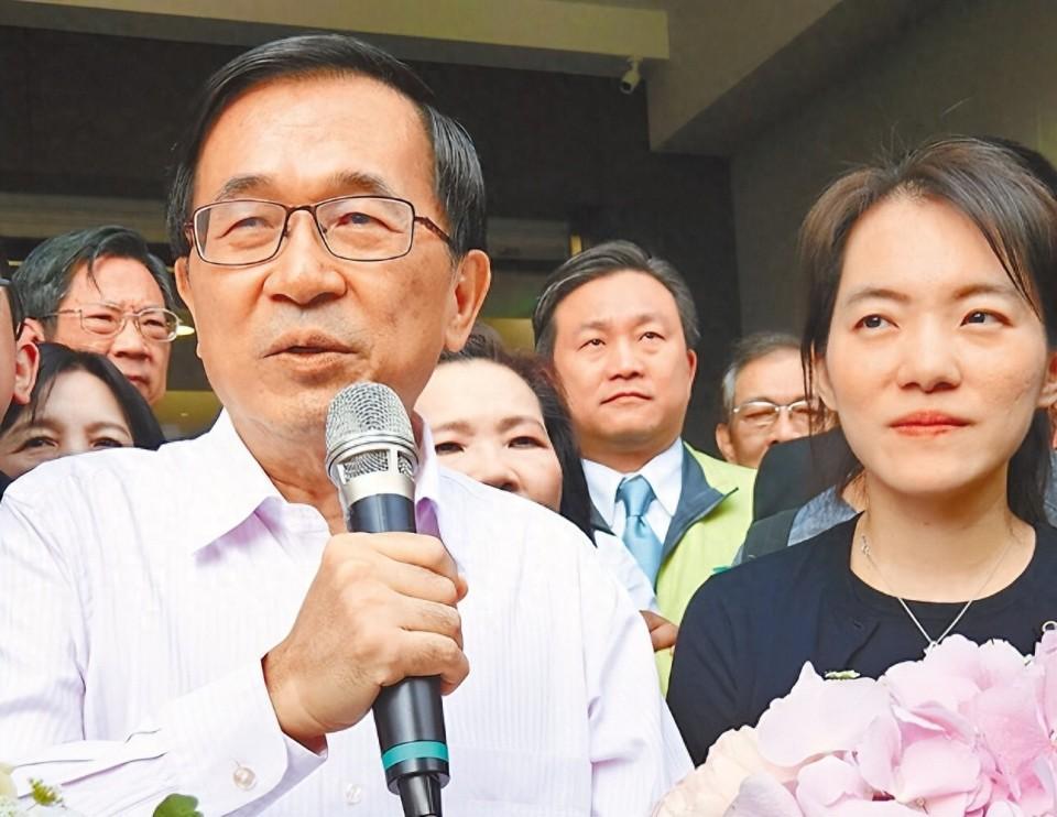 岛内表决通过，国民党敲下木锤，75岁陈水扁再出山，罕见亲口道歉。绿营一个德性！乍