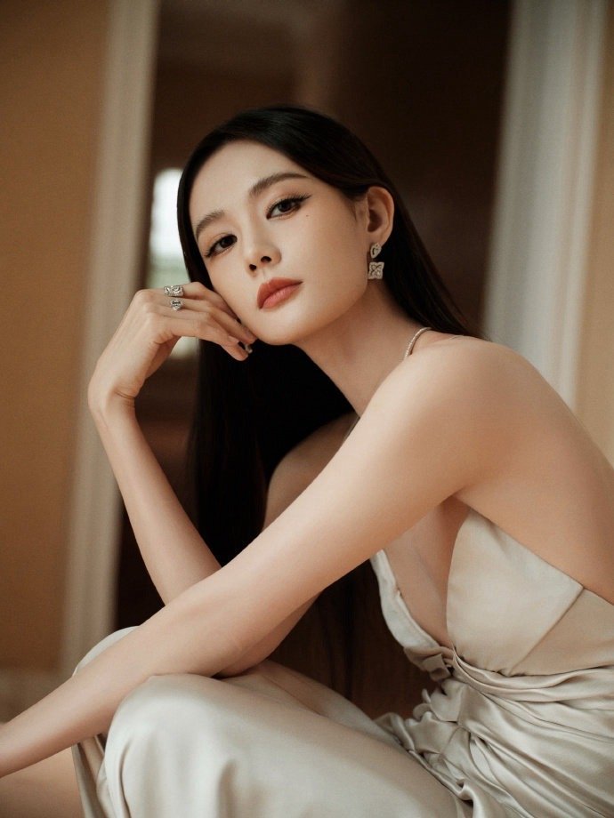 #李一桐锁骨线条好绝# 李一桐最新活动图🈶！李一桐的状态也太好了吧！美女的锁骨