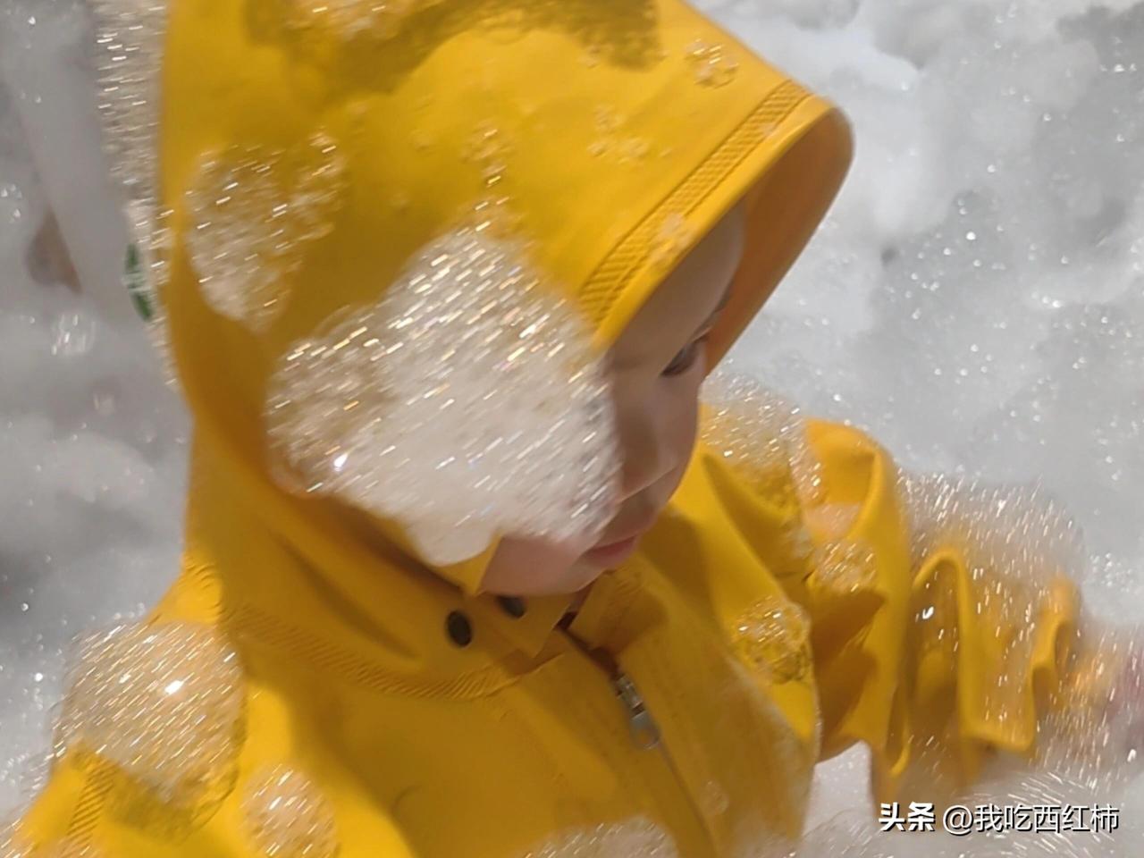 住家带娃阿姨频繁把小孩带回自己家
我们家阿姨是在小区业主群里找的，就住隔壁小区。