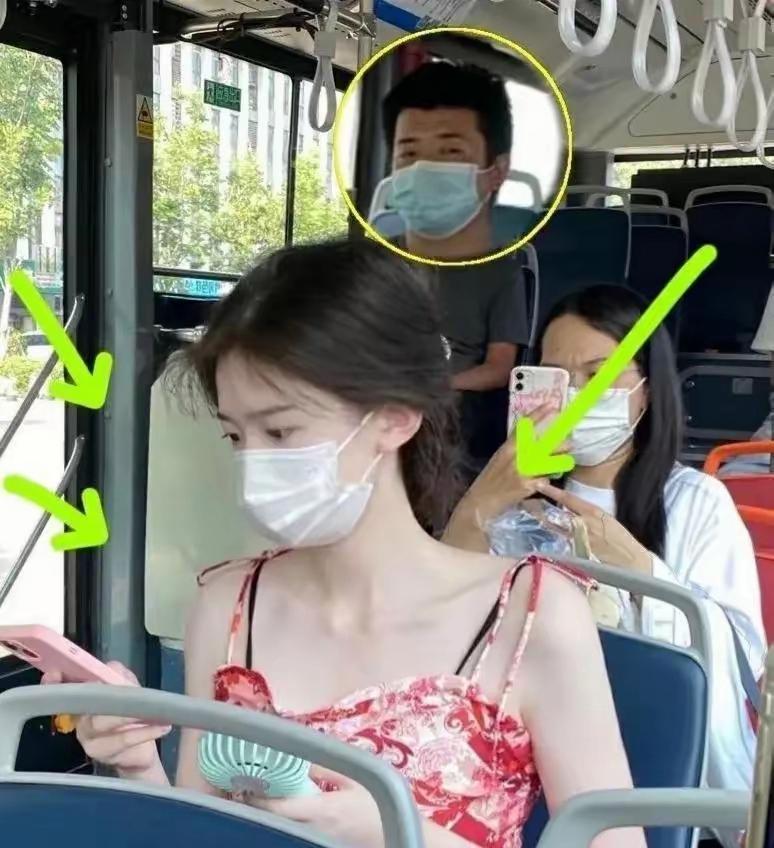 这姑娘的皮肤白得不得了，超级粉嫩的，跟另一个美女一比，简直是一个天上一个地下，不