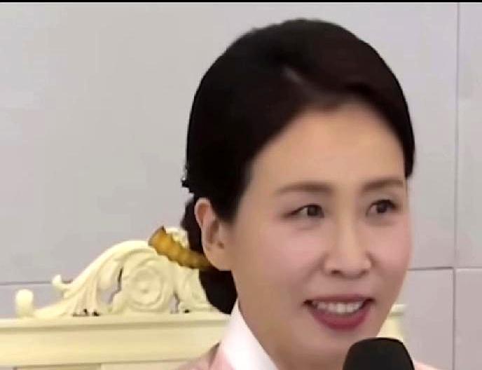 看到金惠景这组照片，讲真，那些把脸整得像充气娃娃的“名流”们，脸该往哪儿搁？
在