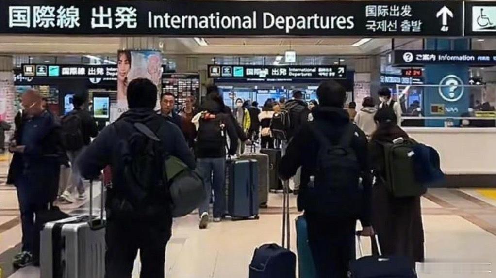 近期日本机场出现回国潮，多名网友视频显示，多个机场挤满回国中国人，有人按原计划近