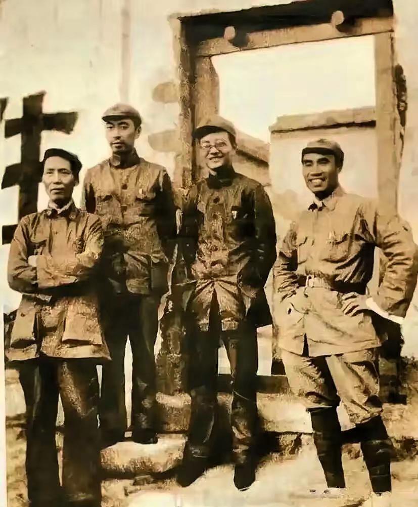 这是拍摄于1936年，毛主席、周总理、朱老总身上穿着灰扑扑的军装，他们整个人瘦到