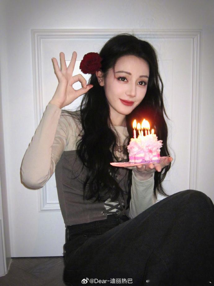 张馨予祝迪丽热巴生日快乐吖张馨予连续两年祝迪丽热巴生日快乐又一年，张馨予如期为迪