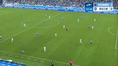 绝顶好运，韦斯利还举手示意对手犯规呢，结果转眼发现，球已经进了，至于怎么进的，韦