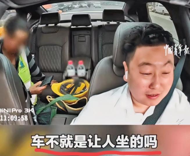 太暖了！北京一乘客怕弄脏座位，上车后竟局促地蹲在地上。司机看在眼里，脱口而出的一
