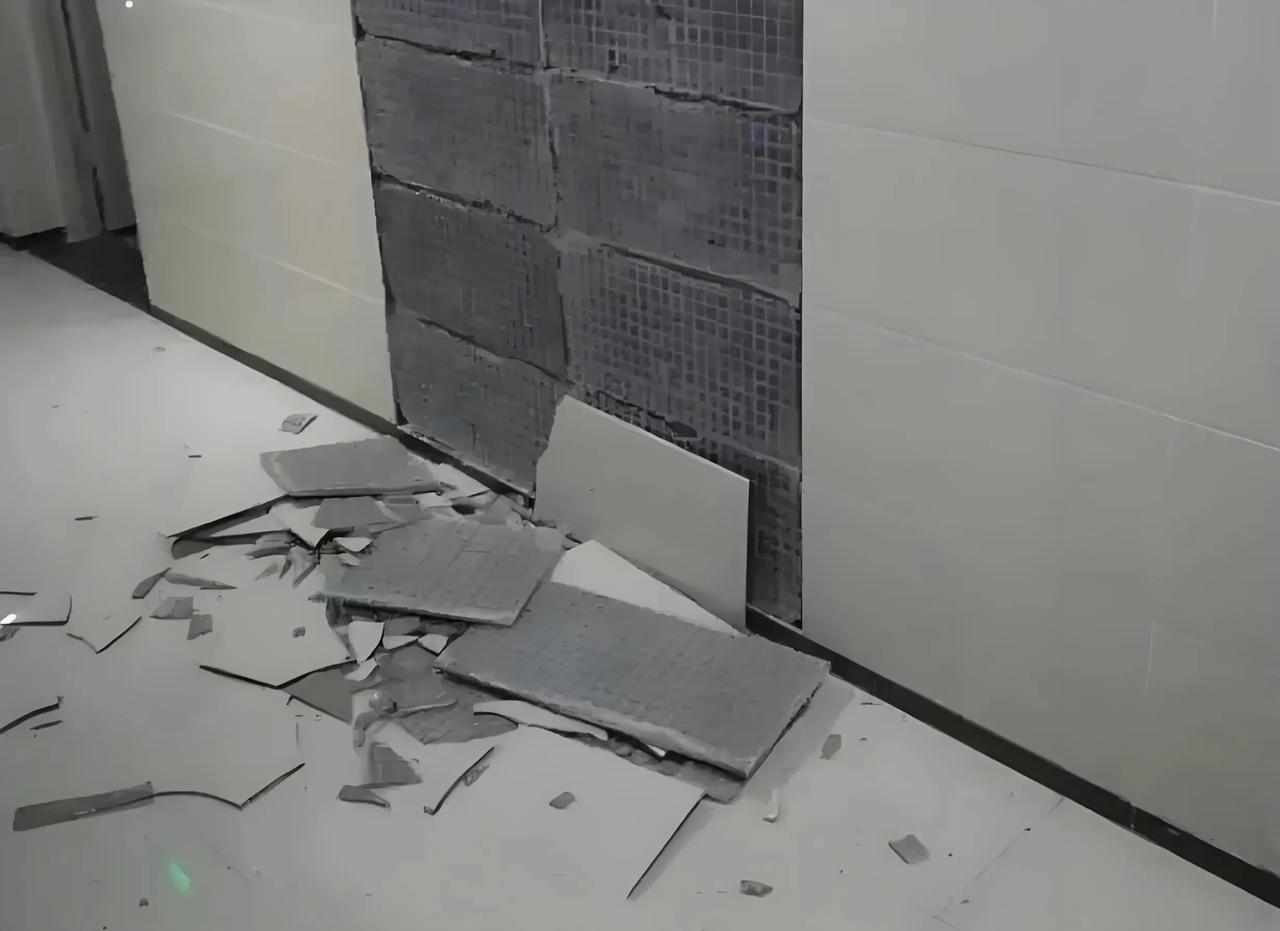 ◆装修

作者: 黄永强

预算十万，最后花了二十万
工头说这个必须用好的
那个