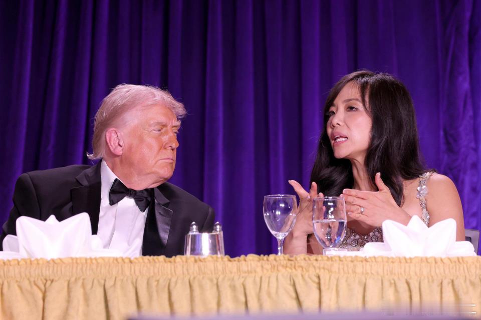 枪击案发生时，坐在特朗普旁边的华裔女记者是谁？现任白宫记者协会主席、CBS新闻高