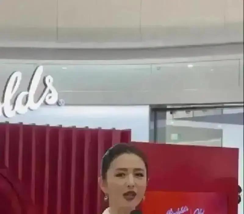 直播披肩滑落3秒，她救场卖出1个亿
 
佟丽娅把掉落的披肩顺势转了个圈，直播间八