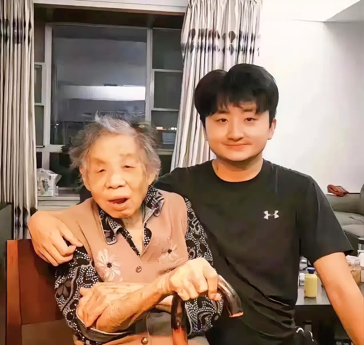 笑死了！一大学生放假在家无所事事，父亲干脆安排他去照顾97岁的奶奶，还按天发工资