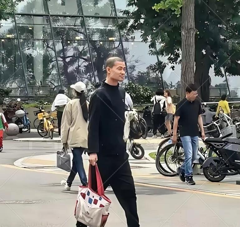 北大韦东奕又被围观了。
几个月前，韦东奕评上长聘副教授，走路时肩背比之前挺拔不少