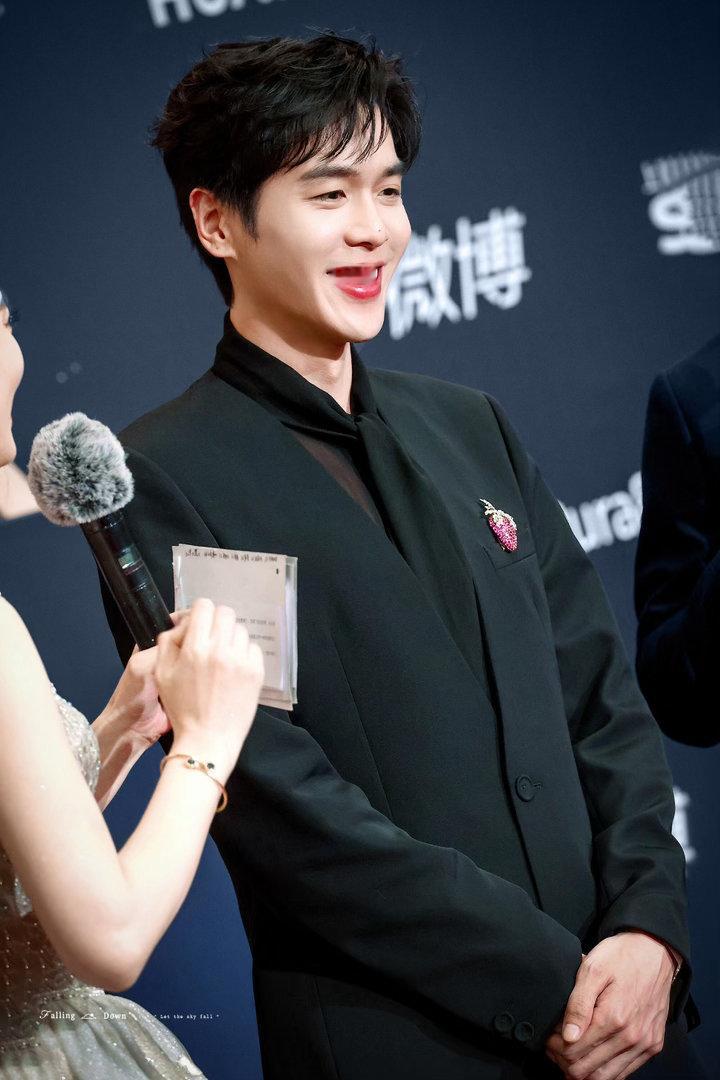 张若昀手一背就开始演起来了 主持人刚说完“谁管谁，谁是谁的领导”，他手往背后一放