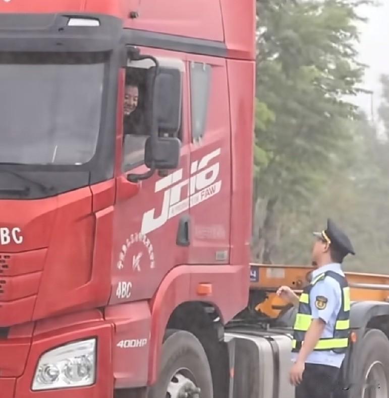 近日，“巴威”台风影响下，88位货车司机被困在了集装箱码头，司机师傅们本打算在车