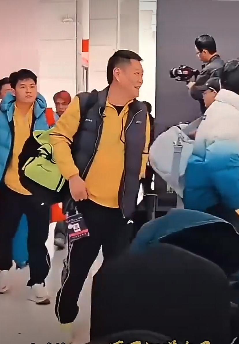 邱贻可不但跟在孙颖莎后面，
还有着温柔的笑容，
师徒情深。

两人一起多年，
有