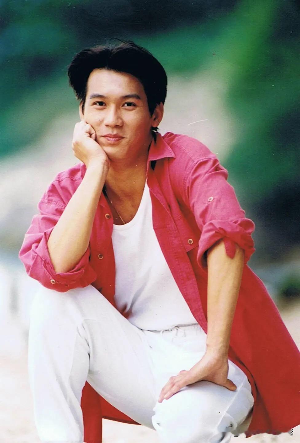 红袍犹记，侠影长存——怀念甄志强📽️

那年荧屏上的红袍一闪，便成了一代人心中