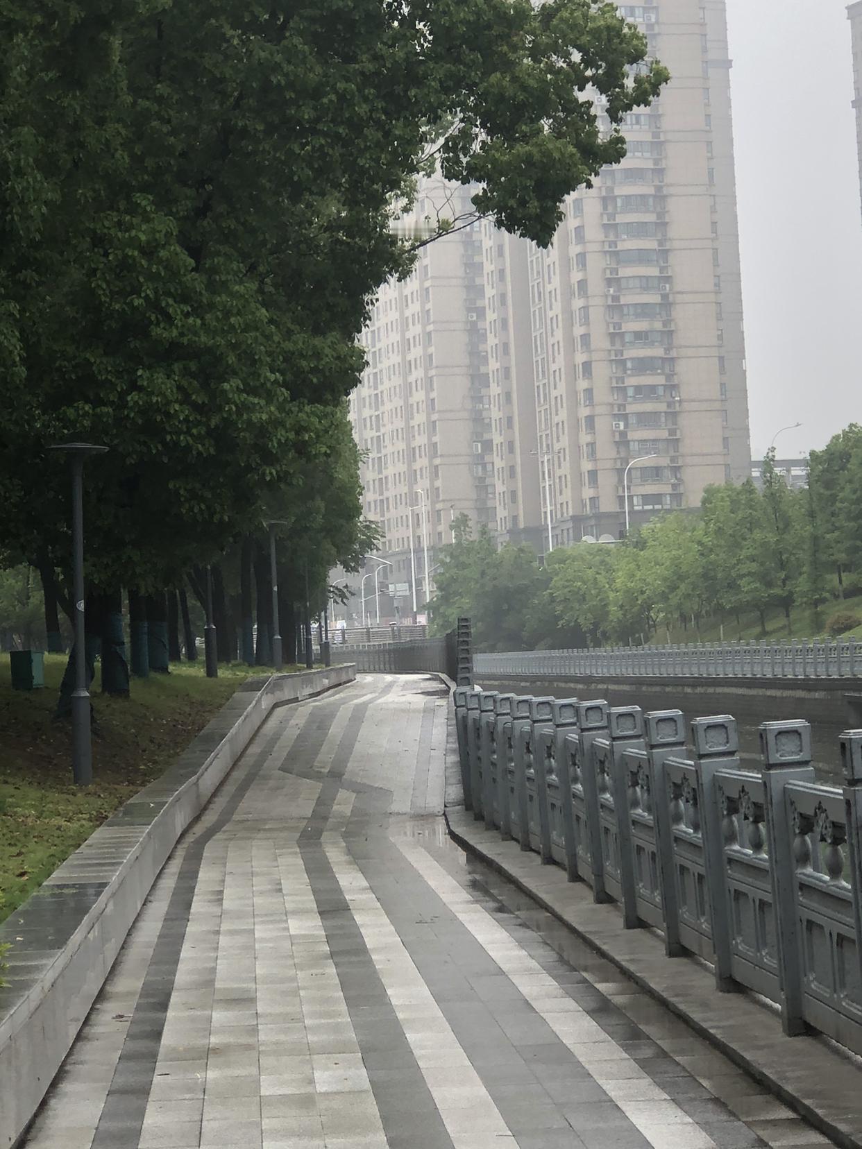 我的今日状态：😁轻松愉快
我这里的天气：🌤️多云
常州今天早晨下着绵绵小雨，