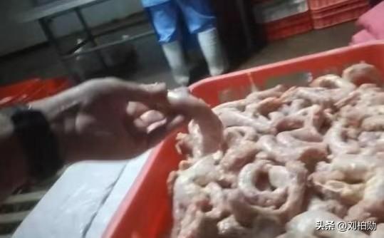 河南这次暗访曝光的鸡脖泥，很多人不知道，这类鸡脖、鸡架打成的肉泥，本来的定位就是