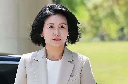 金慧景这姐们儿看着就跟咱小区楼下跳广场舞的大妈没啥两样，谁能想到她突然就混成韩国