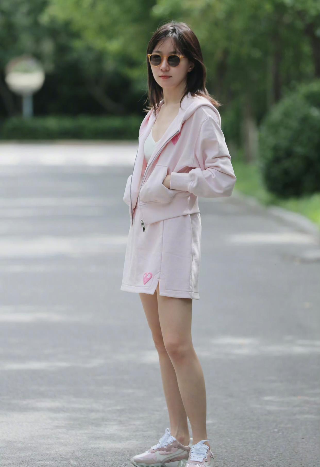 这么多蚊子，焦俊艳不痒吗？居然不去拍。 ​​​