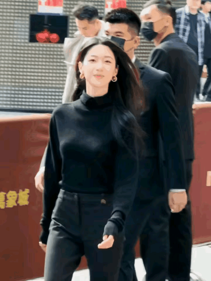 这位走路带风的艺人叫向涵之，我查了一下她是美国国籍。

她在中国演艺圈已经小有名