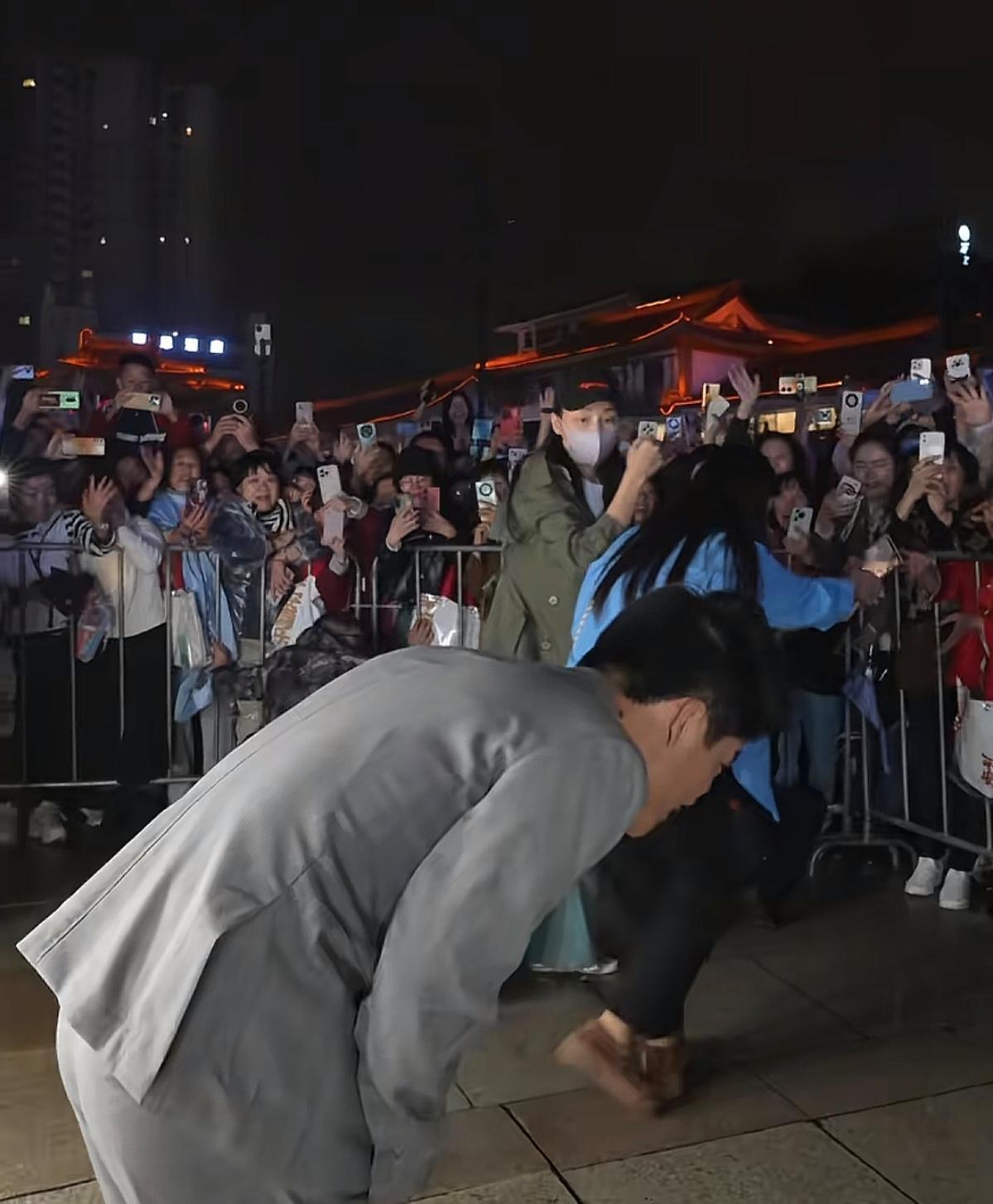 当董宇辉给一位“落魄”建筑商粉丝寄去暖心礼物那一刻，当新华社转发他晚会内容《春江