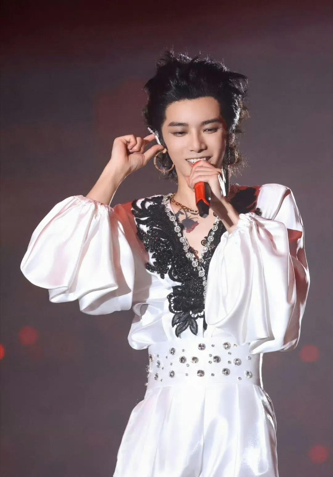 华晨宇，打响内娱反黄牛第一枪！

8月30日，华晨宇突然冲上了热搜，只因为他为粉