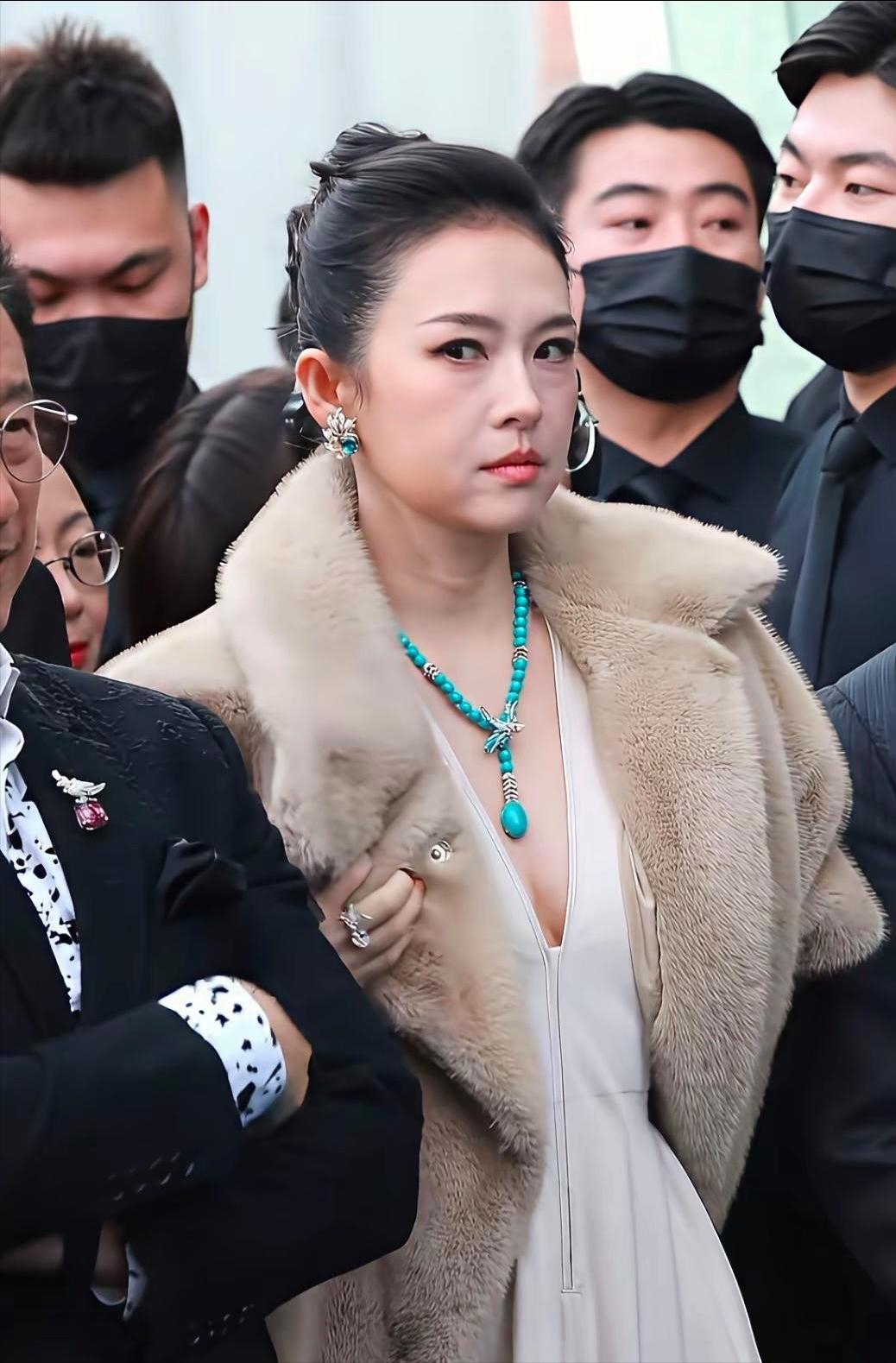 章子怡下了一步妙棋，最终还是把汪峰给圈里头了！没想到，离婚两年多，章子怡把女儿醒