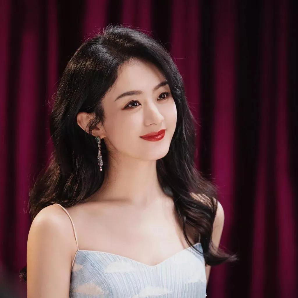 优雅红唇，温柔微笑，星光熠熠的夜晚。红唇美人照 逆光红唇写真 红唇生活照 深发红