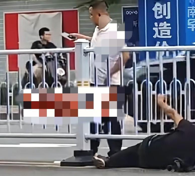 7月18日，广西南宁柳沙英华路口，一名男子醉酒后，试图翻越道路中间护栏，因浑身乏
