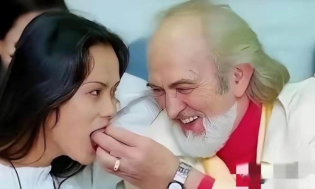 热恋中的韦唯与前夫
甜蜜的一幕