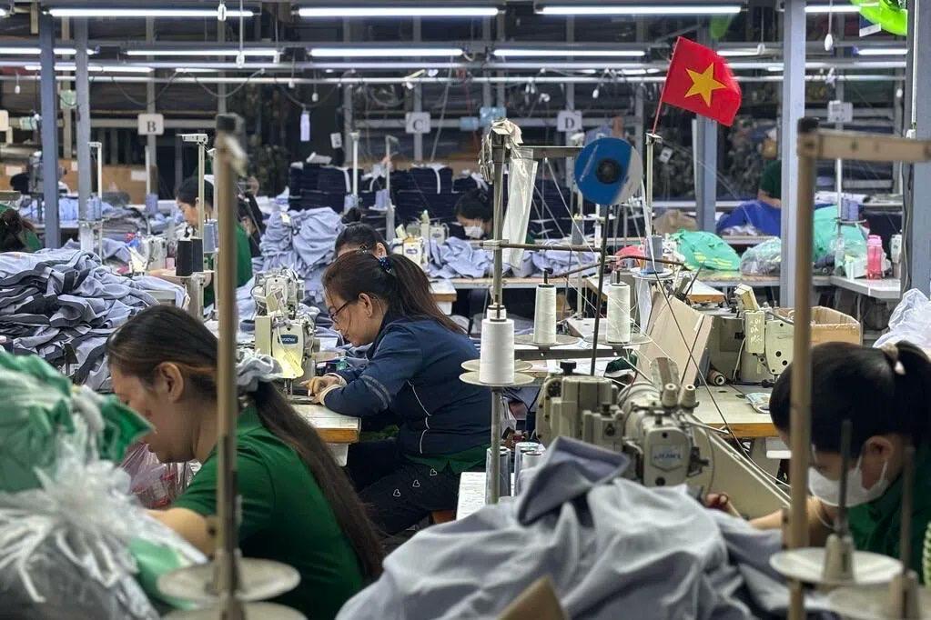 联合早报今天报道：“特朗普政府在2025年把对华关税上调至145%后，许多美国企