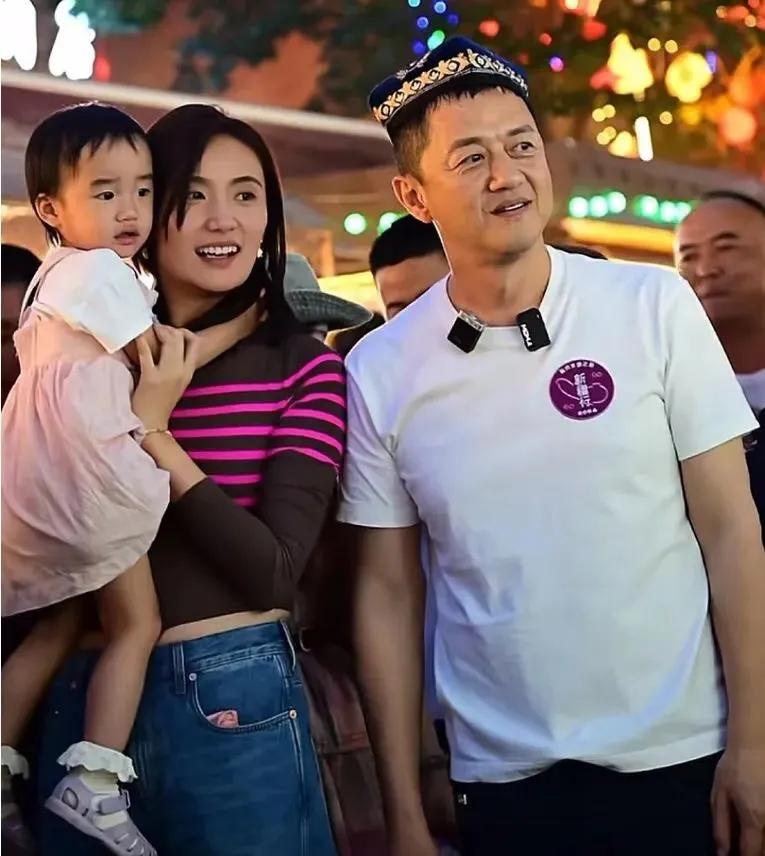 李亚鹏带三个女生回新疆，一个是他风韵犹存的丈母娘，一个是他风华正茂的妻子，还有一