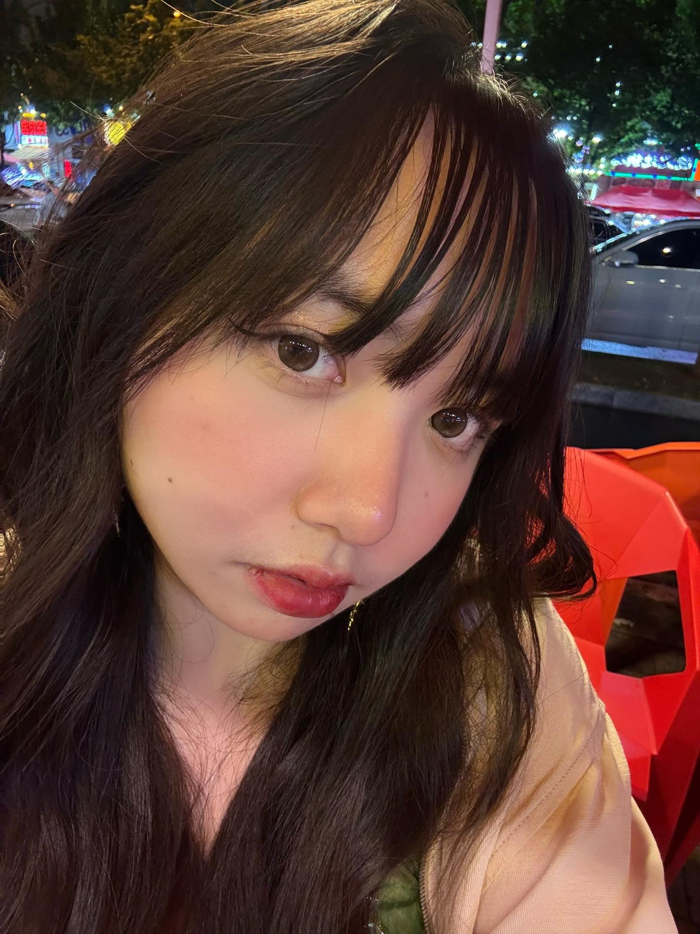 现充的27岁女人。我真的很喜欢这首土味BGM 玫瑰花茉莉花问我喜欢什么...