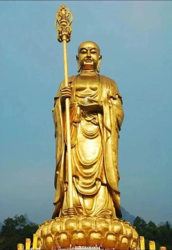 恭迎地藏王菩萨，第一次来到地藏王菩萨的道场，亲身感受38米高的地藏王菩萨的威严，