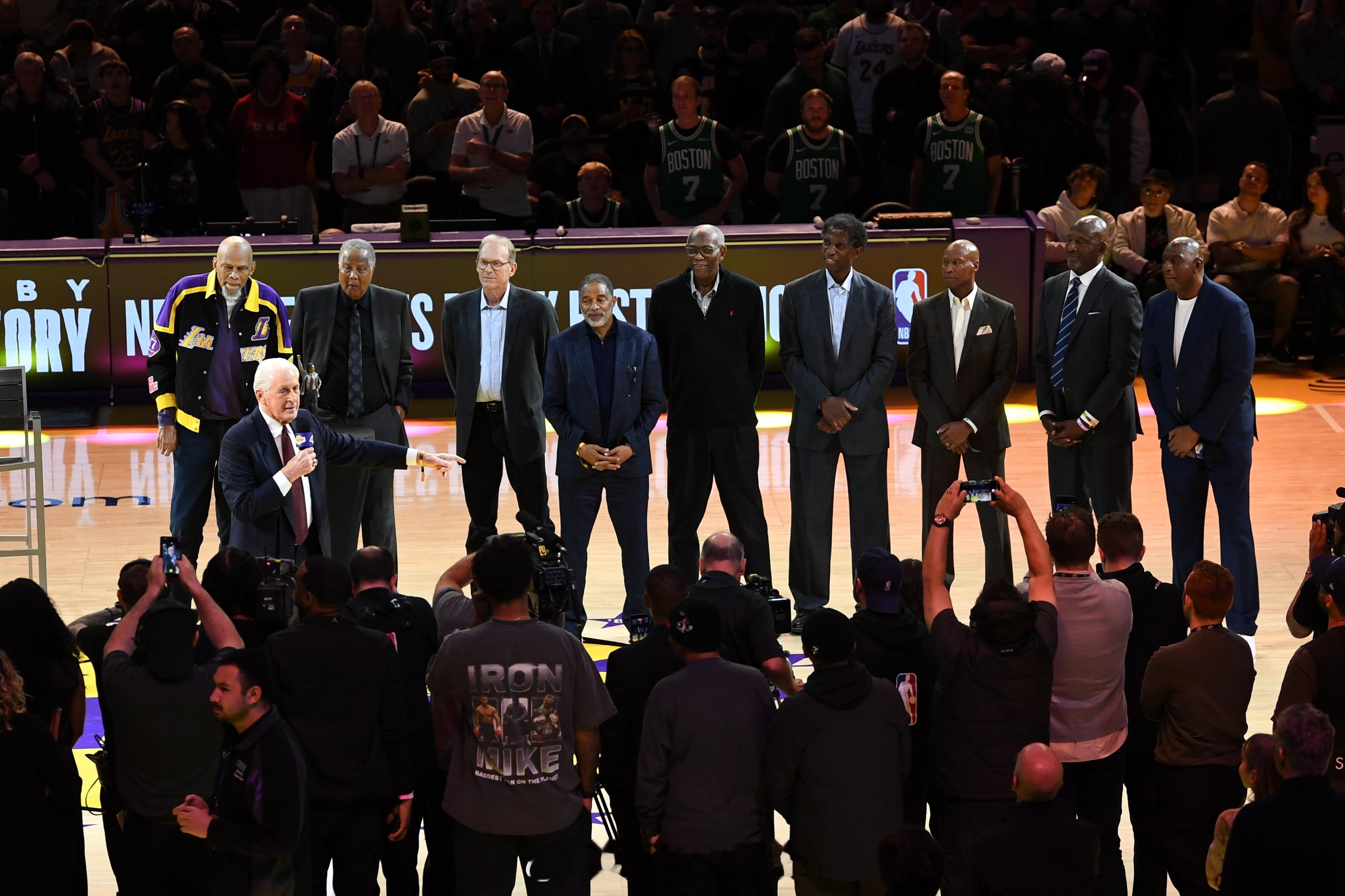 今日最好笑，场边的10位湖人名宿亲眼目睹了一场溃败，还是输给的凯尔特人