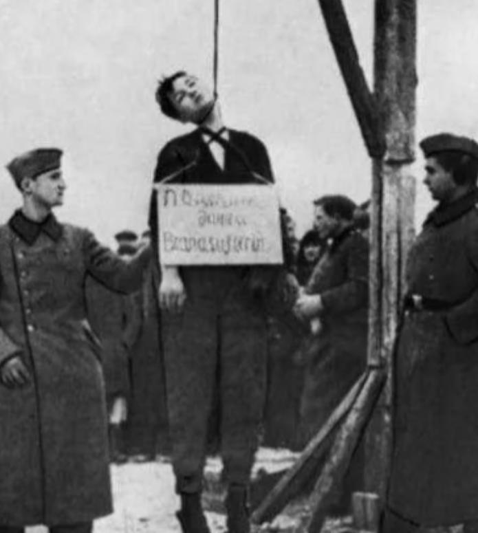 1941年11月莫斯科远郊，绞刑架上吊着一具年轻的美丽女尸。她就是苏联人的女英雄