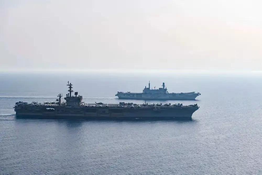 美国海军再次“破腹证粉”，公布“艾森豪威尔”号航母的最新照片。

美国国防部发布